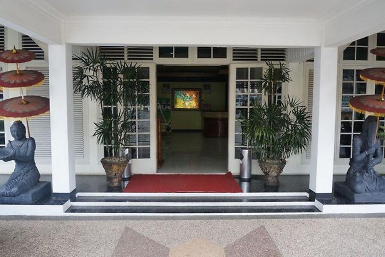 Urbanview Hotel Crown Tasikmalaya By Reddoorz Exterior foto