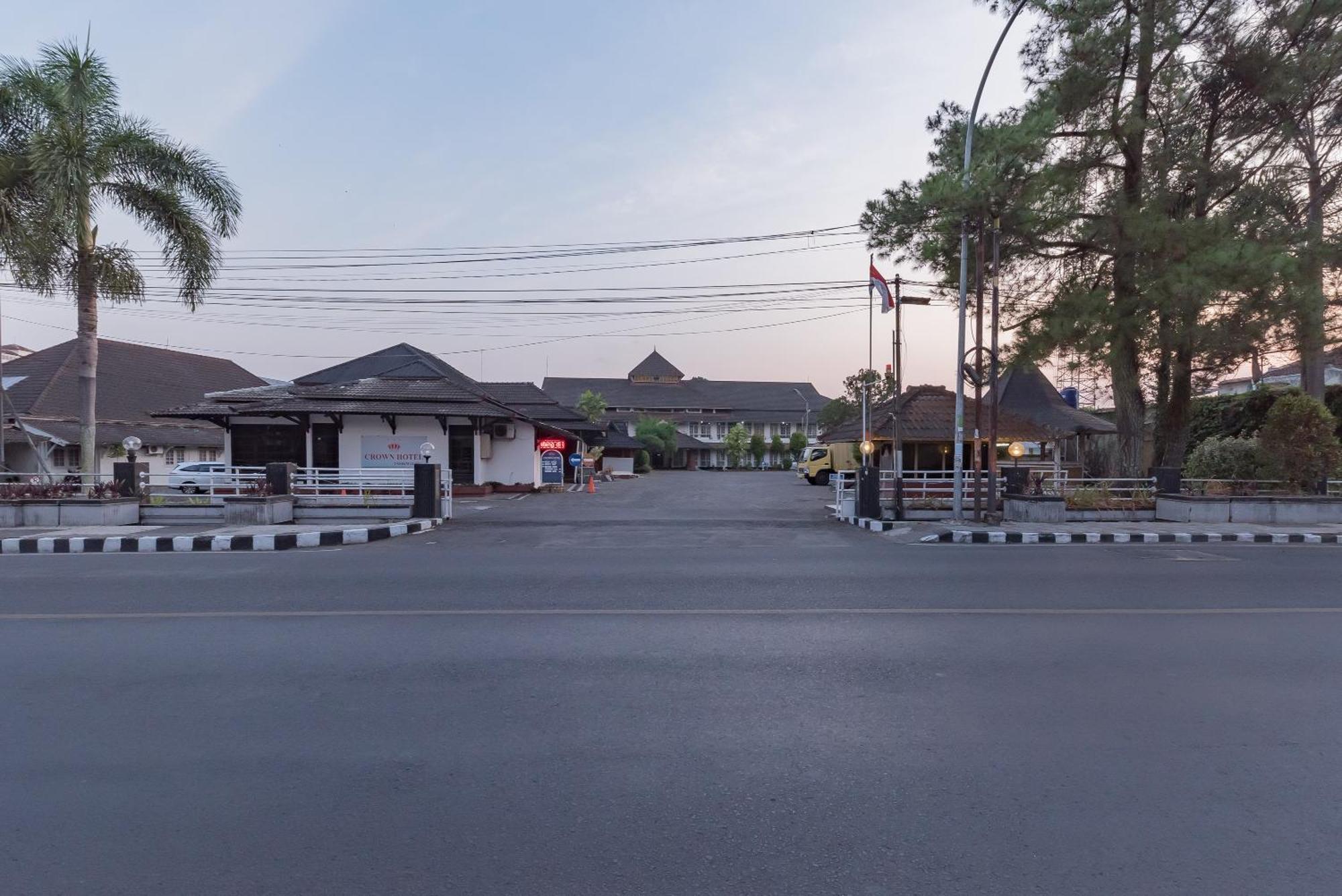 Urbanview Hotel Crown Tasikmalaya By Reddoorz Exterior foto