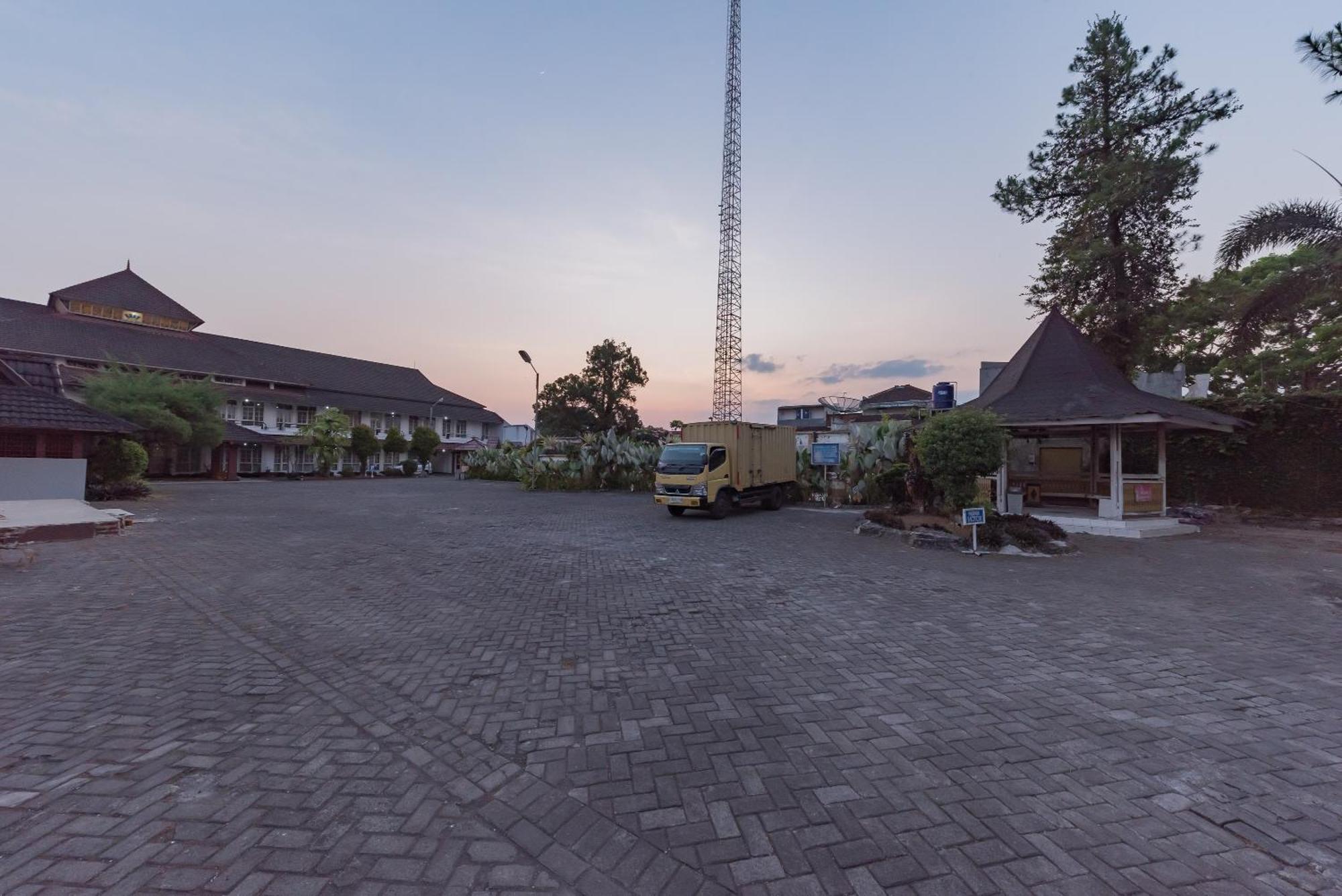 Urbanview Hotel Crown Tasikmalaya By Reddoorz Exterior foto